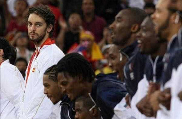 一张照片就能讲述一段NBA故事！姚明老大重逢 加嫂遥望科比