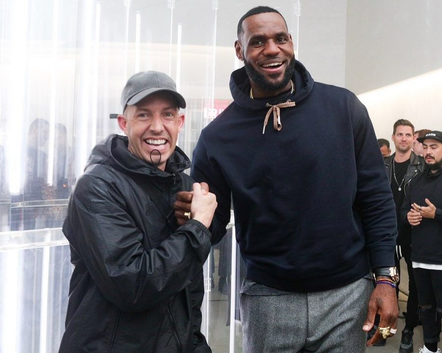 詹姆斯出席活动拥抱TT 控制不自己当众尬舞