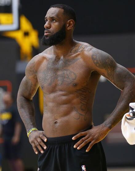 湖人训练詹姆斯赤膊上阵