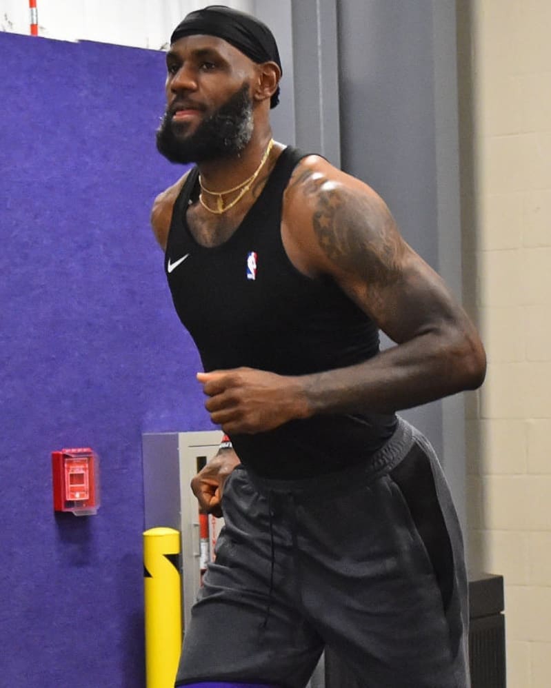 湖人高燃训练酷照放送！老汉詹姆斯大秀完美身材！