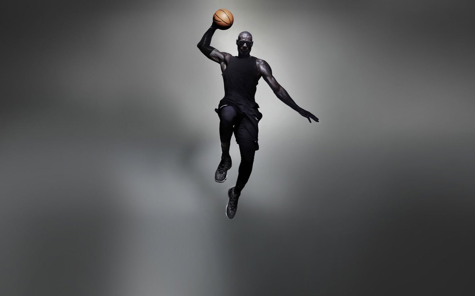 帅炸！詹姆斯黑白写真大片 赤裸上身狂秀肌肉 背部文身太霸气