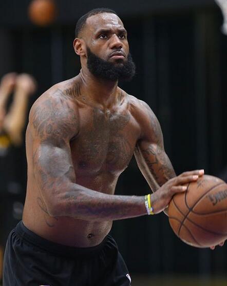 湖人训练詹姆斯赤膊上阵