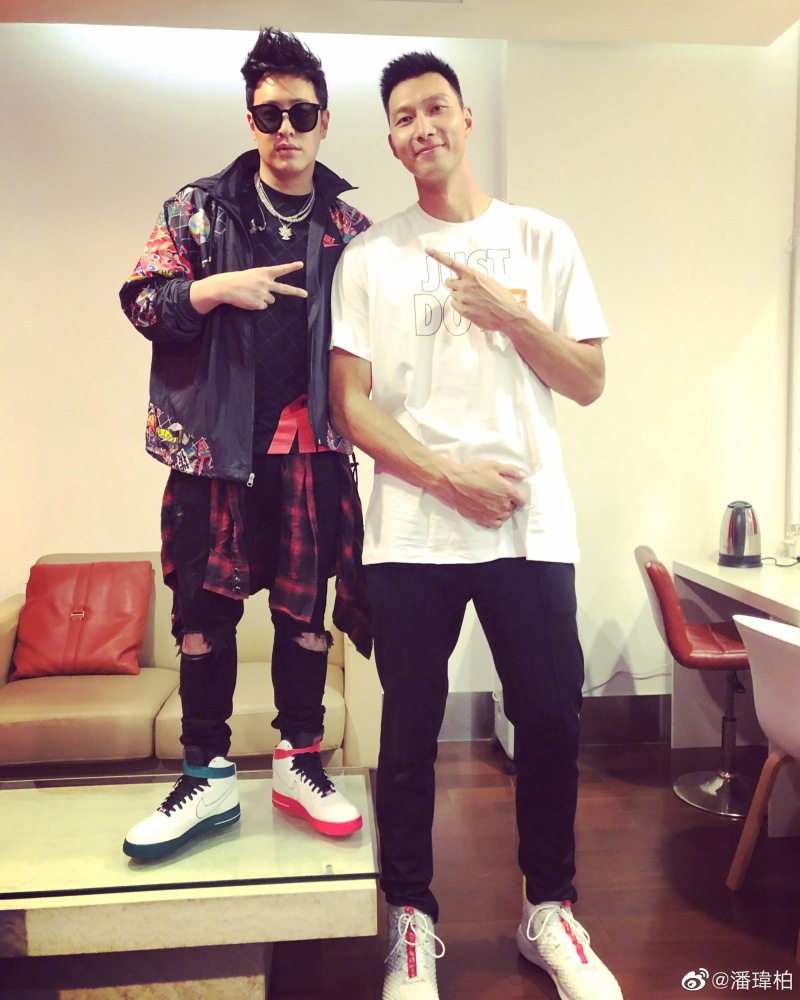 热心球迷邓紫棋+民间球手潘玮柏！为了跟易建联合影 他俩都犯规了