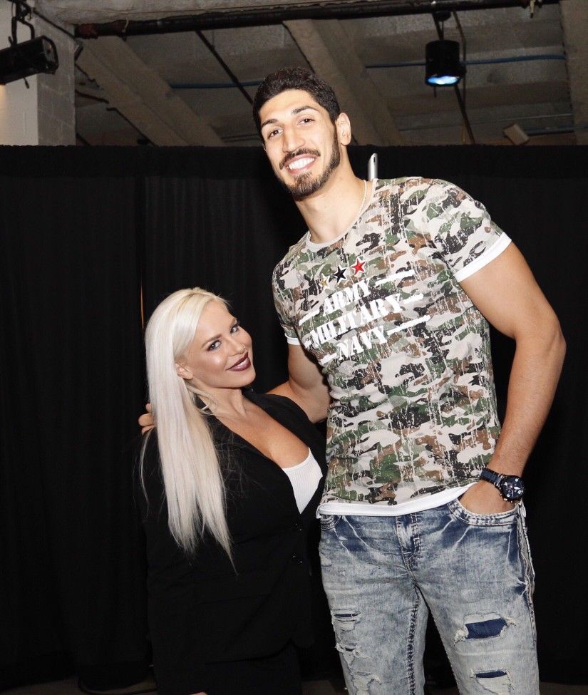 2米11巨汉爱上比自己还猛的金刚芭比！这身材真极品 打起来也真疼