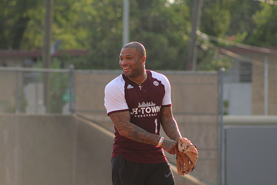 哈登办垒球慈善赛众星云集