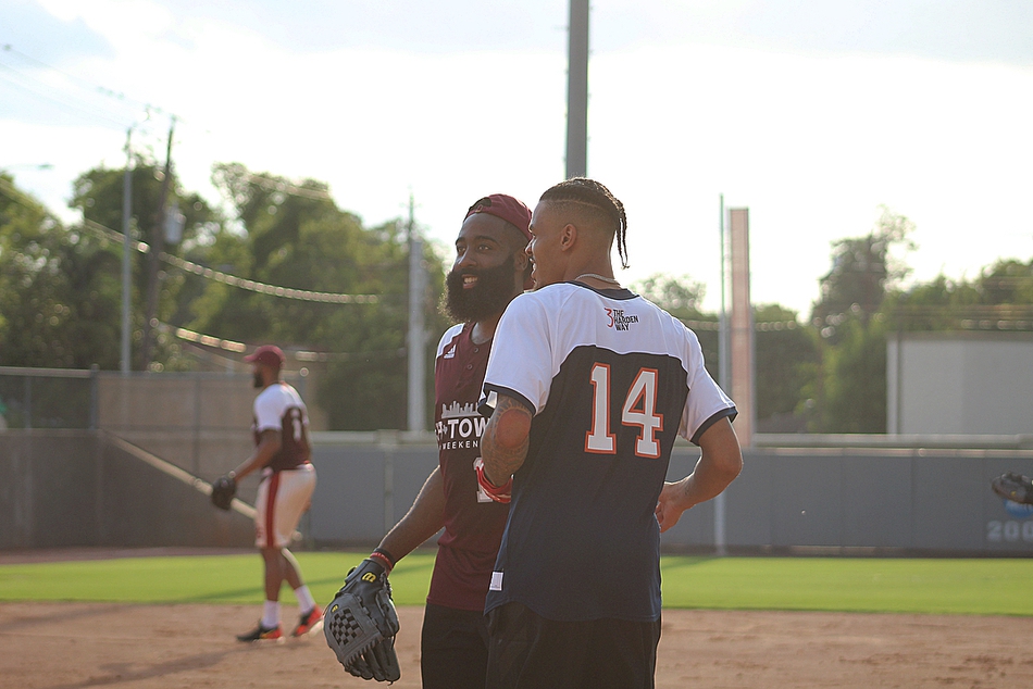 哈登办垒球慈善赛众星云集