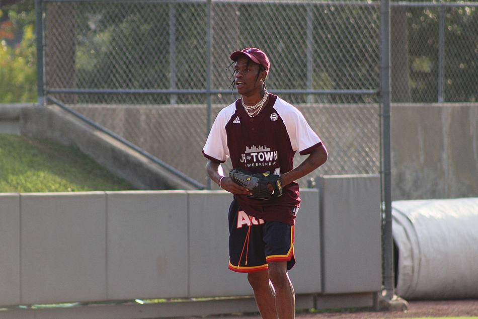 哈登办垒球慈善赛众星云集