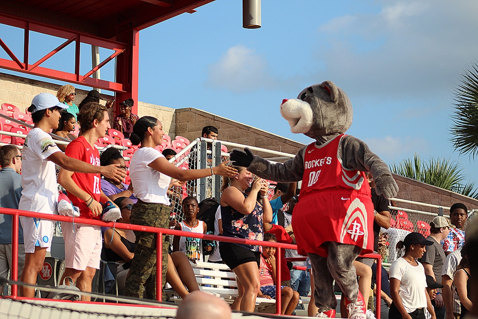 哈登办垒球慈善赛众星云集