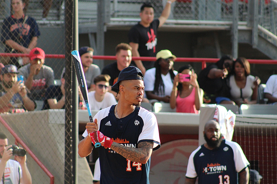 哈登办垒球慈善赛众星云集