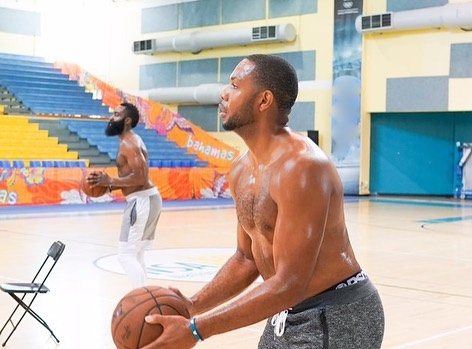 脱了！哈登终于把衣服脱了！再不脱火蜜就要哭了