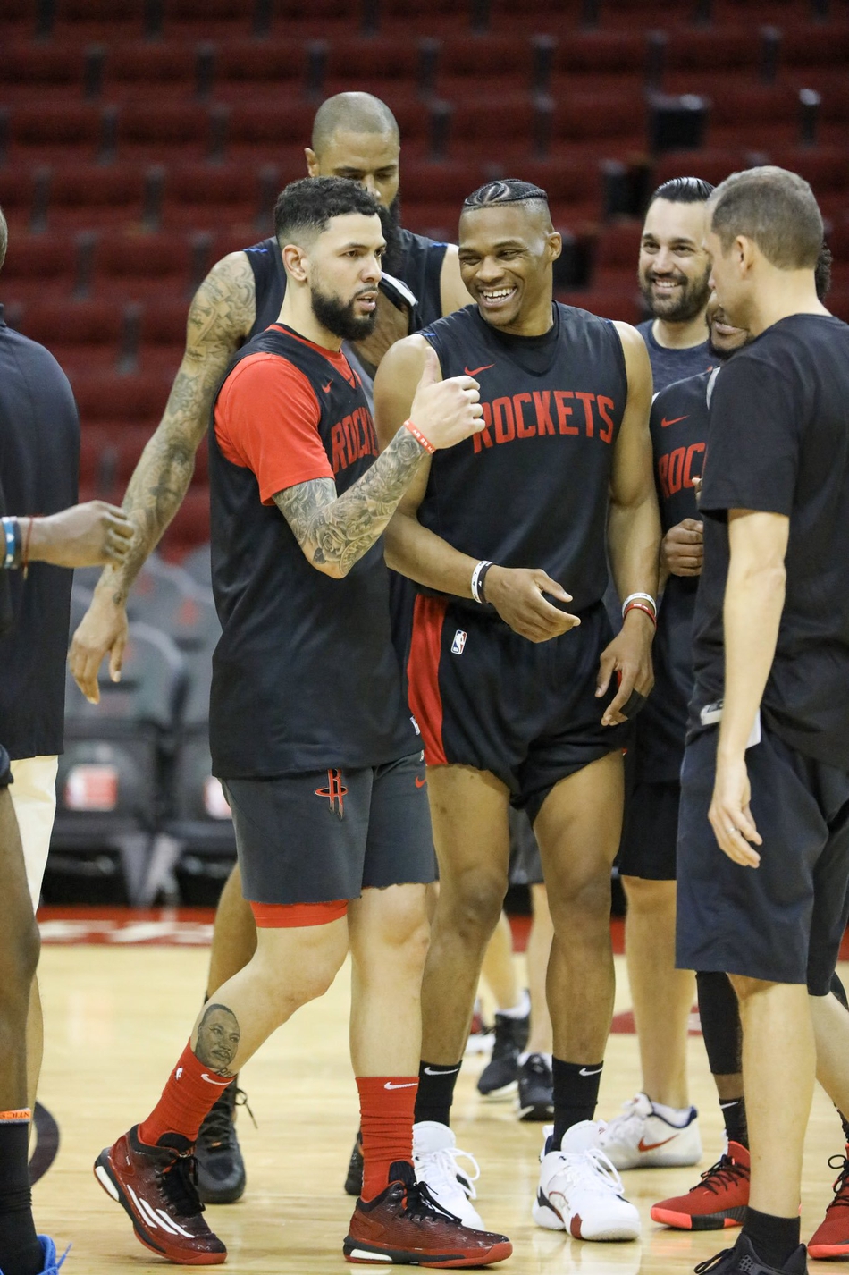 火箭训练营首日精彩瞬间 威少全程乐开花 哈登秀后撤步三分