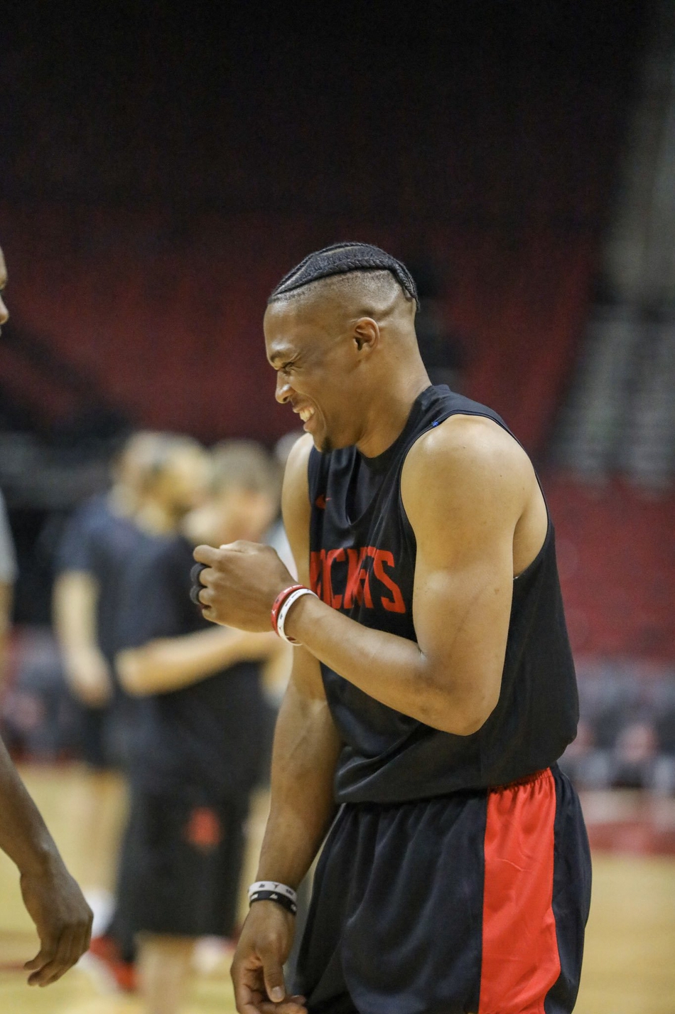 火箭训练营首日精彩瞬间 威少全程乐开花 哈登秀后撤步三分