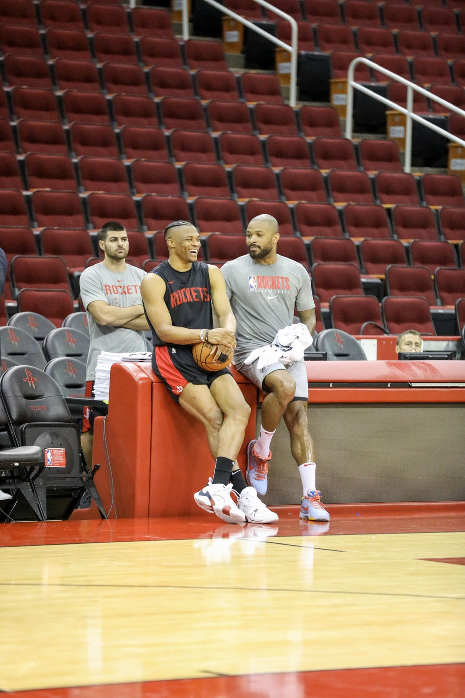 火箭训练营首日精彩瞬间 威少全程乐开花 哈登秀后撤步三分