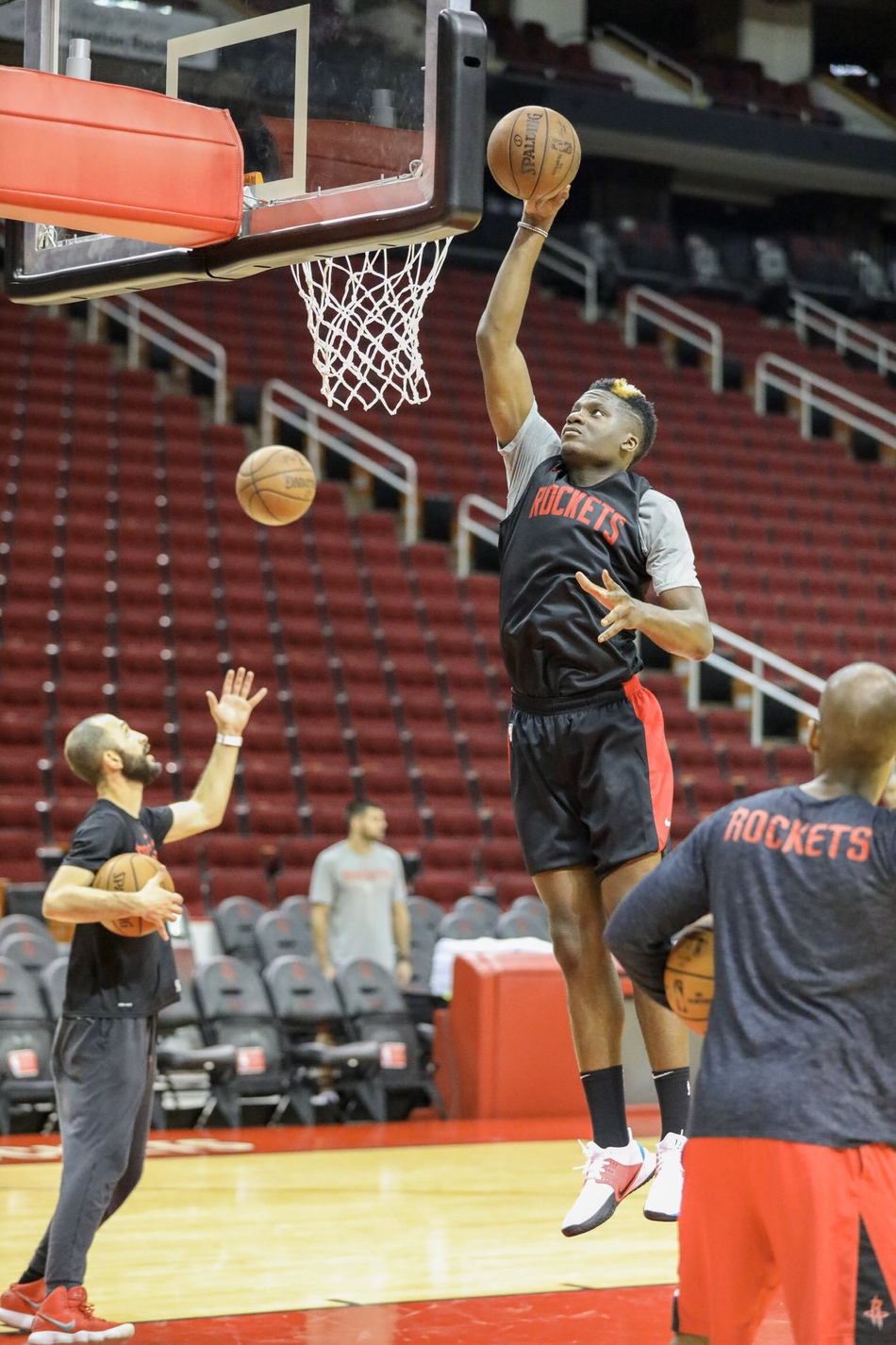 火箭训练营首日精彩瞬间 威少全程乐开花 哈登秀后撤步三分