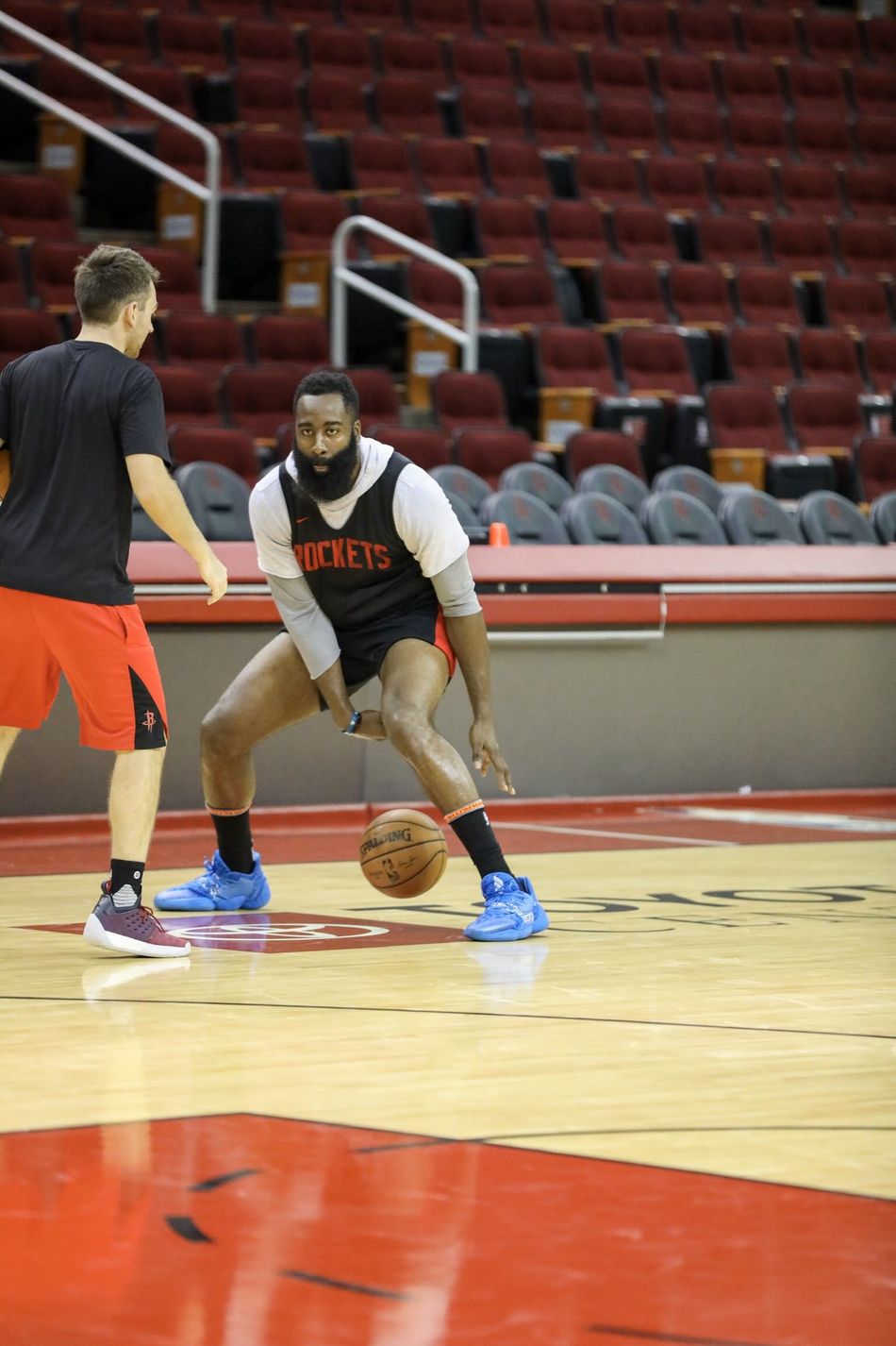 火箭训练营首日精彩瞬间 威少全程乐开花 哈登秀后撤步三分