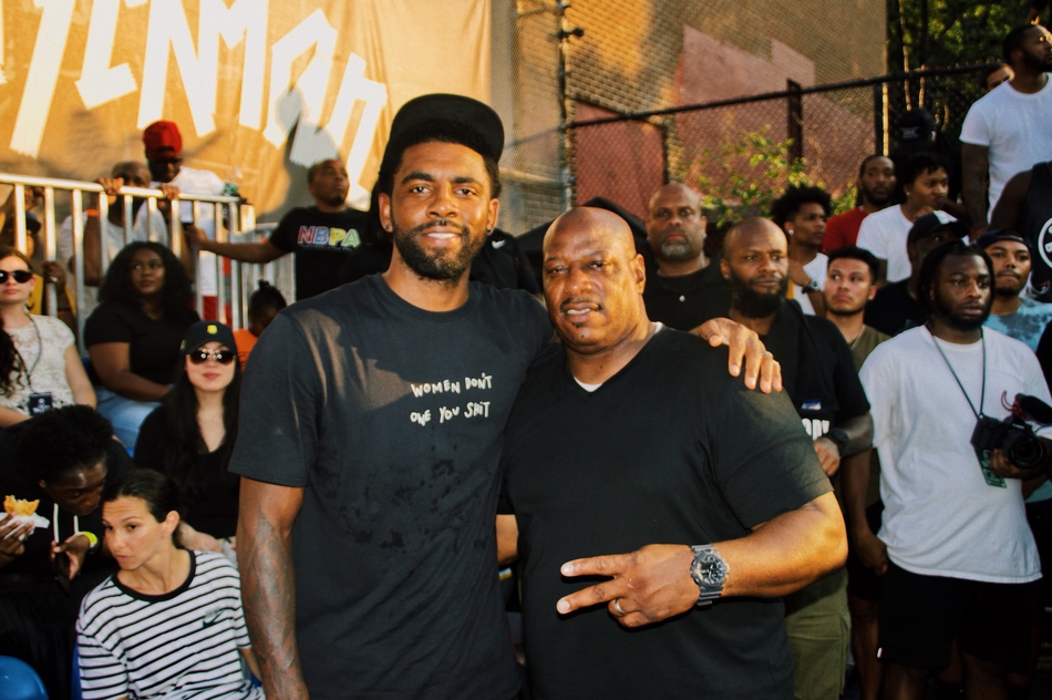 欧文现身街球场帅气逼人 T恤上的口号让女球迷笑了