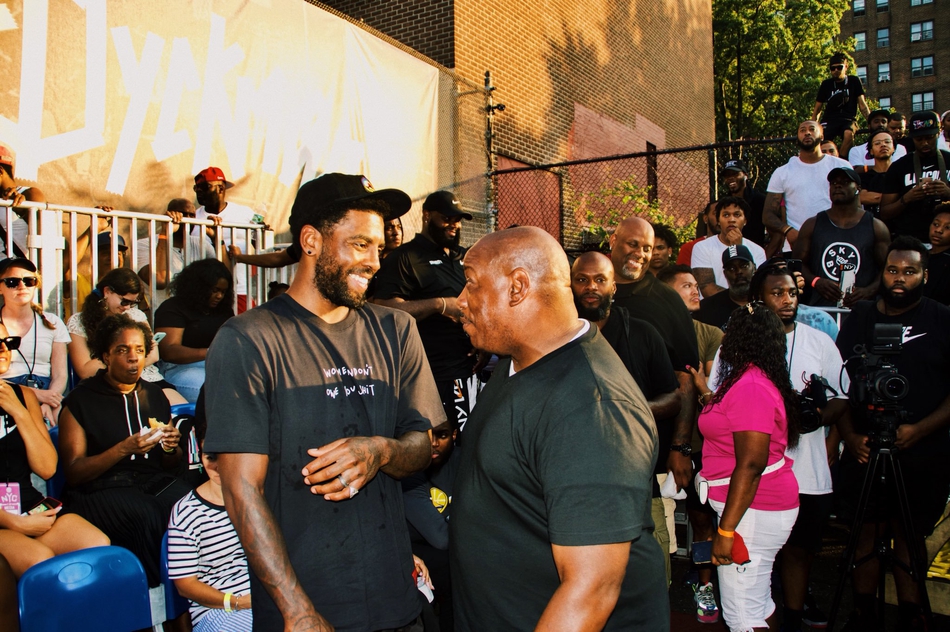 欧文现身街球场帅气逼人 T恤上的口号让女球迷笑了