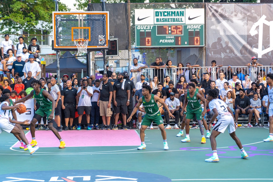 欧文现身街球场帅气逼人 T恤上的口号让女球迷笑了