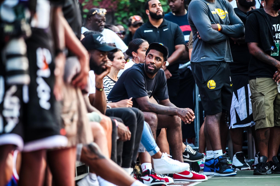 欧文现身街球场帅气逼人 T恤上的口号让女球迷笑了