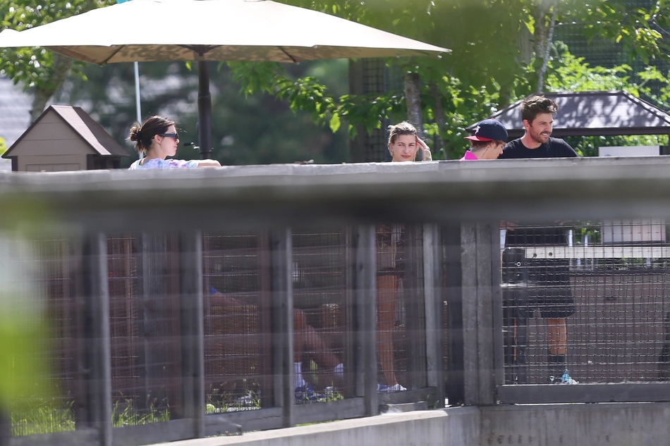 布克詹娜与比伯夫妇一起郊游！已经约了小半年还是普通朋友？