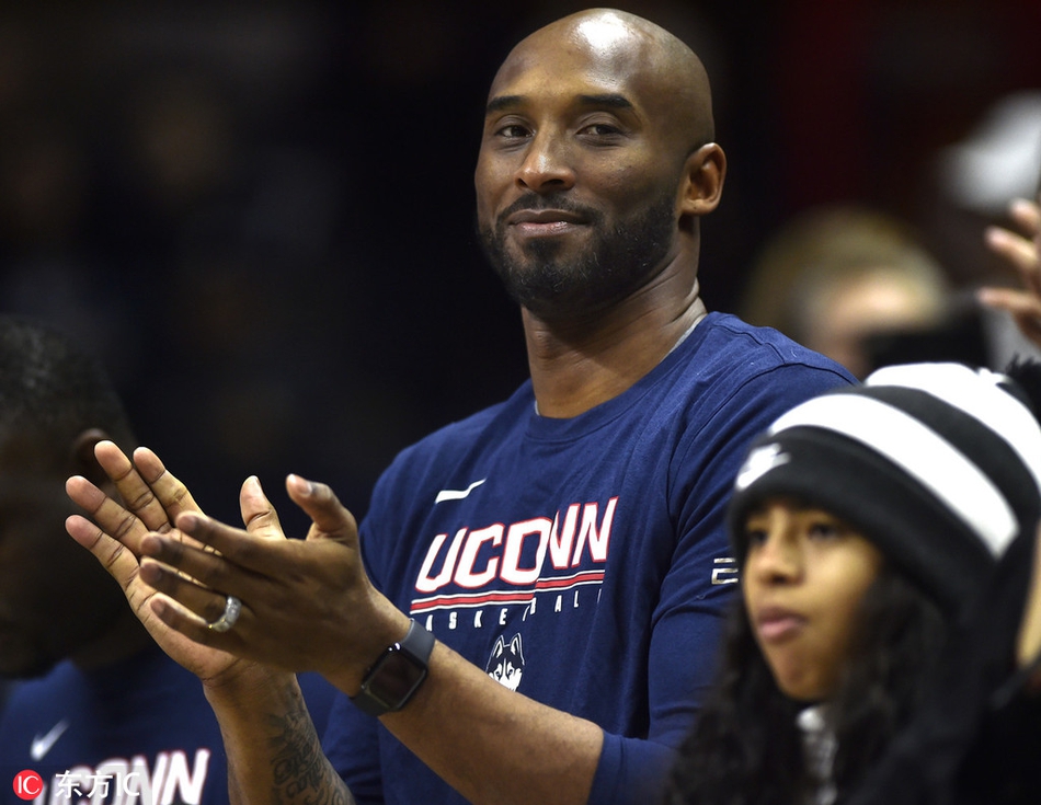 科比又变妇女之友！带闺女看女篮比赛父爱满满