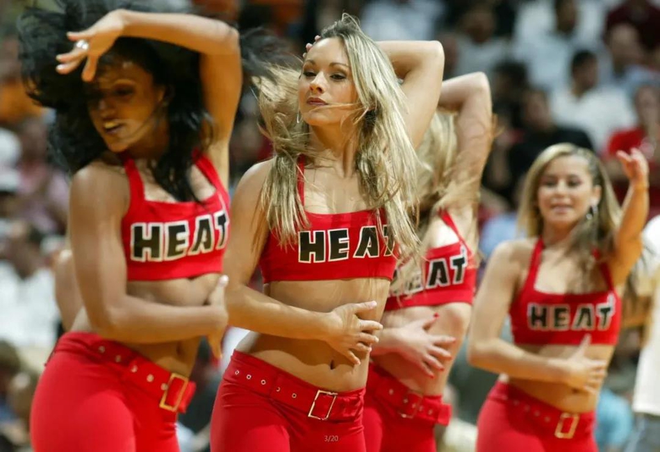 当世名帅真人赢！在自家拉拉队找对象 娶到小19岁的娇妻