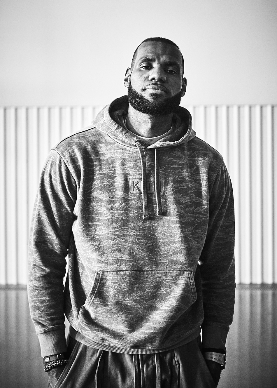 帅炸！詹姆斯黑白写真大片 赤裸上身狂秀肌肉 背部文身太霸气