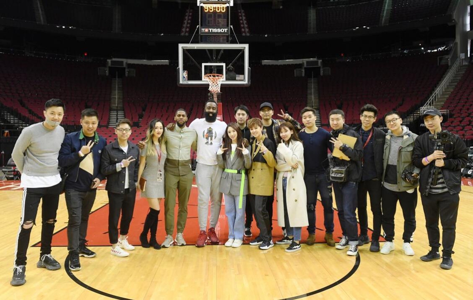 哈登与火箭少女团队合影