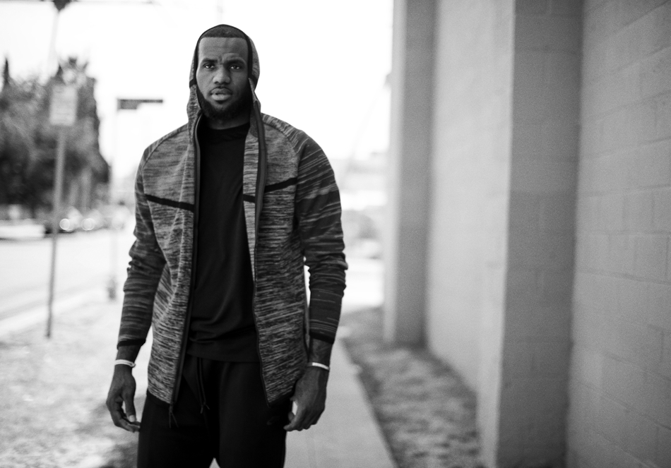 帅炸！詹姆斯黑白写真大片 赤裸上身狂秀肌肉 背部文身太霸气