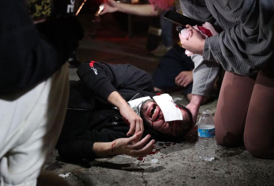 湖人球迷街头庆祝演变成暴力行为！公交车都被烧了！共76人被逮捕