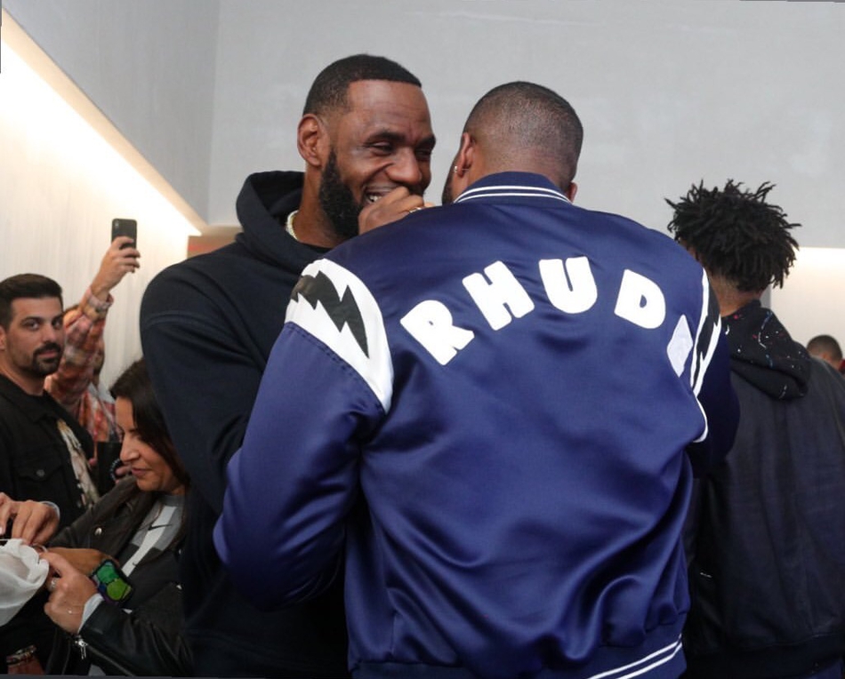 詹姆斯出席活动拥抱TT 控制不自己当众尬舞