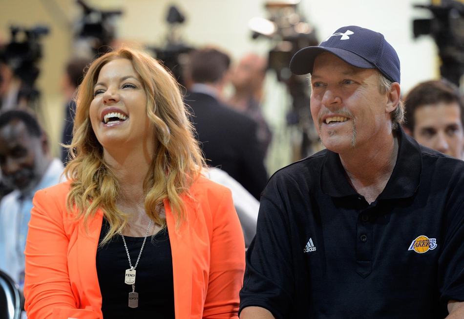 深度|湖人影子老板曾是老巴斯的小姨子 詹姆斯也视她为领导