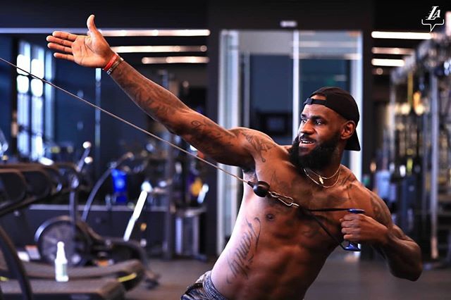 詹姆斯近期训练图集 训练馆里没穿过上衣 戴口罩练投篮