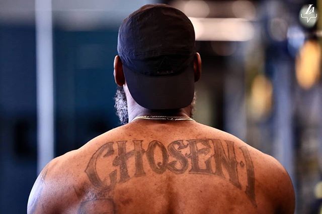 詹姆斯近期训练图集 训练馆里没穿过上衣 戴口罩练投篮