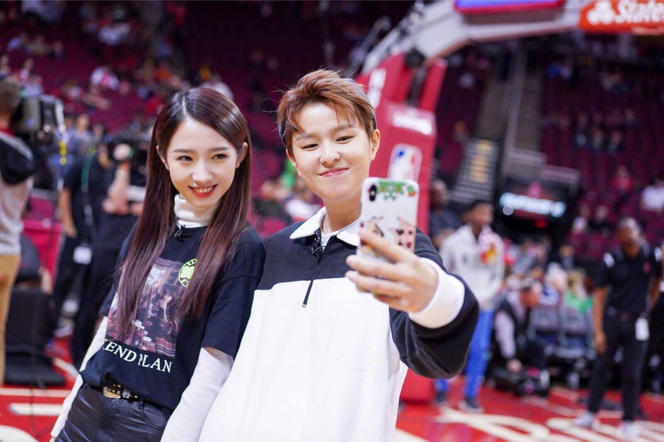 孟美岐和Sunnee球场自拍