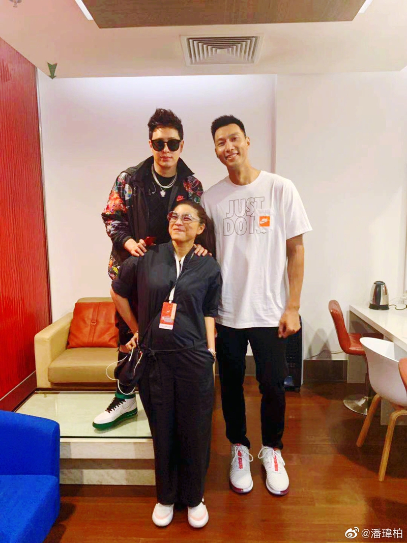 热心球迷邓紫棋+民间球手潘玮柏！为了跟易建联合影 他俩都犯规了