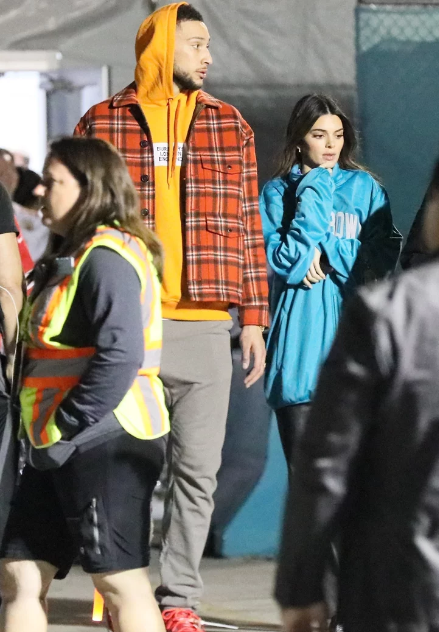 西蒙斯詹娜又黏上了！比赛日穿比基尼躺在一起 昨天刚一起看春晚