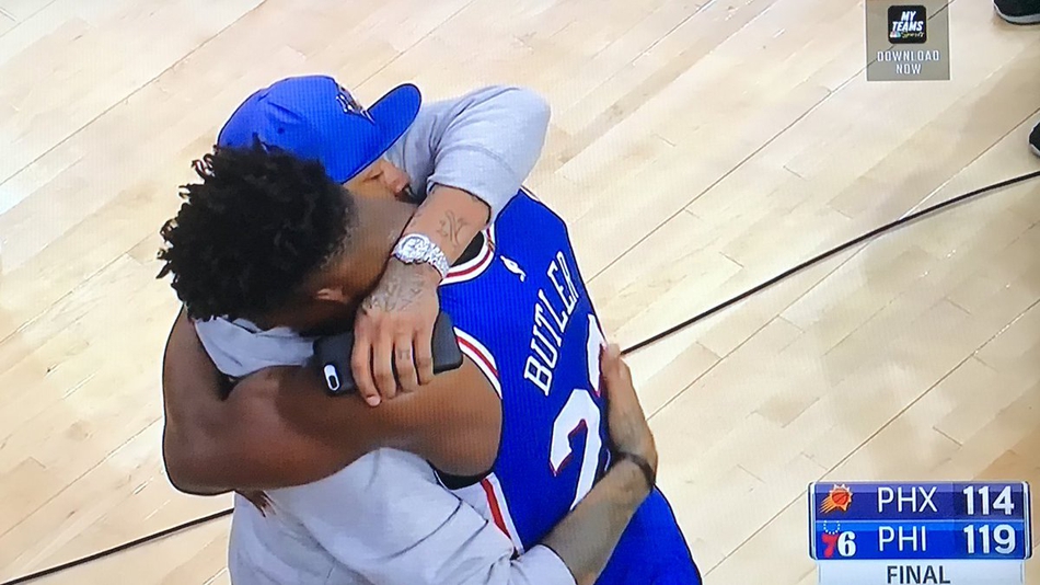 艾弗森现身76人主场观战