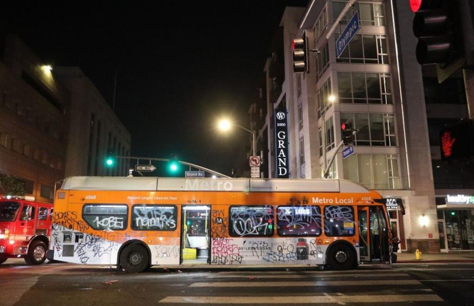 湖人球迷街头庆祝演变成暴力行为！公交车都被烧了！共76人被逮捕