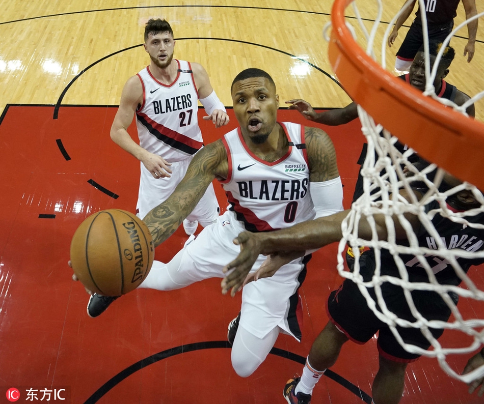 利拉德突破上篮