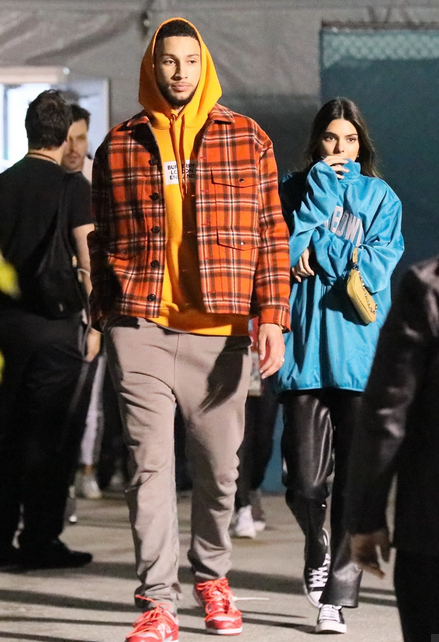 西蒙斯詹娜又黏上了！比赛日穿比基尼躺在一起 昨天刚一起看春晚