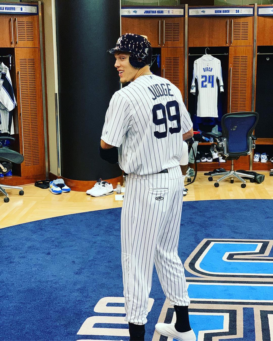 阿隆-戈登扮成棒球运动员阿伦-贾吉