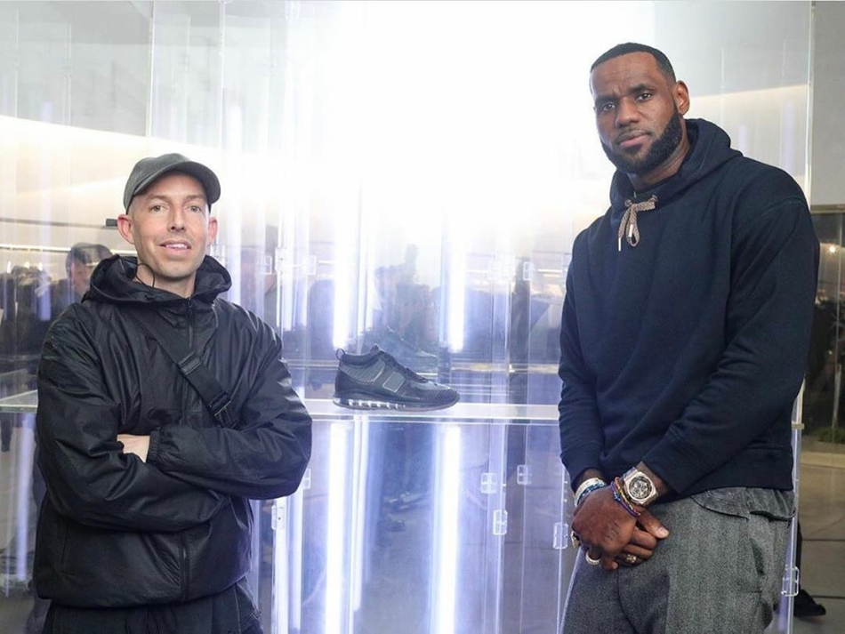 詹姆斯出席活动拥抱TT 控制不自己当众尬舞