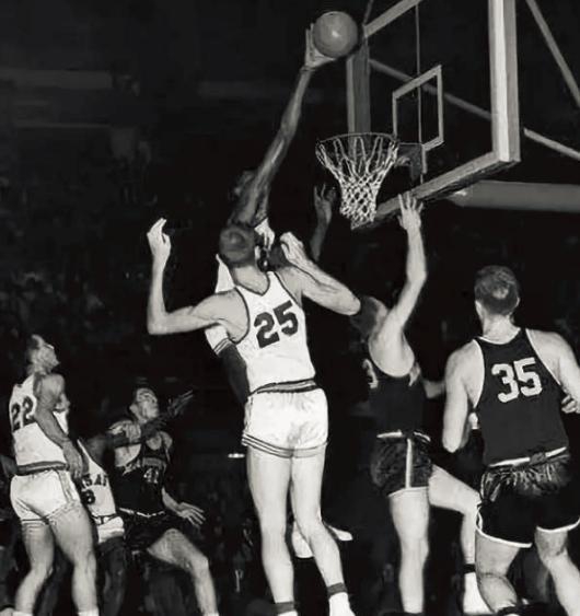 NBA有多少球员能摸到篮板上沿？现役有3人几乎完成！