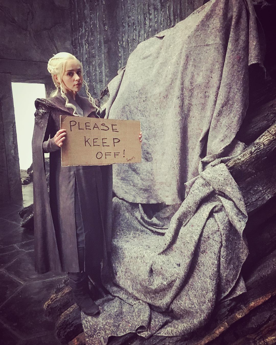 《权游》主演现身火箭主场！这么性感的龙妈你见过吗？