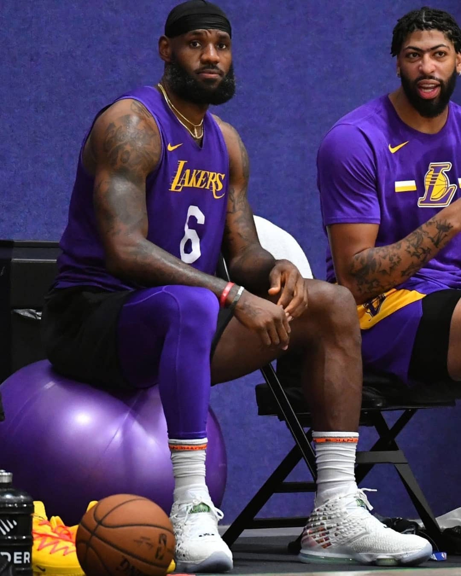 湖人高燃训练酷照放送！老汉詹姆斯大秀完美身材！