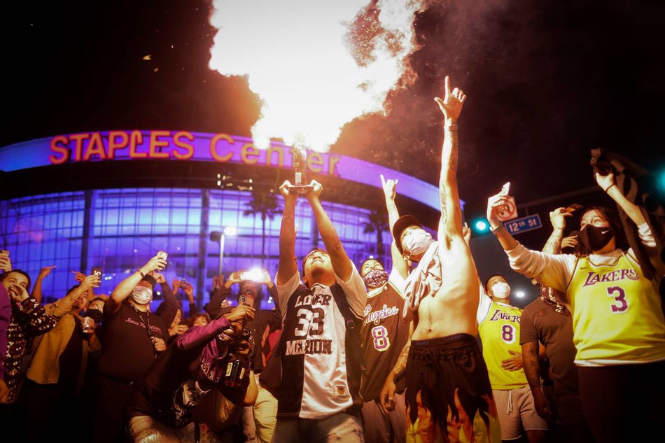 湖人球迷街头庆祝演变成暴力行为！公交车都被烧了！共76人被逮捕