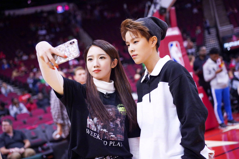 孟美岐和Sunnee球场自拍