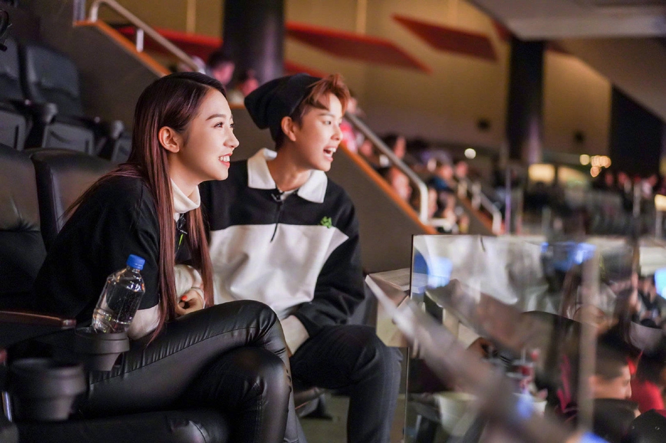 孟美岐和Sunnee观看比赛