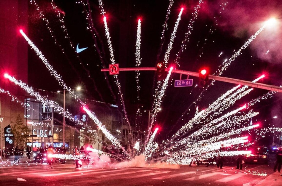 湖人球迷街头庆祝演变成暴力行为！公交车都被烧了！共76人被逮捕